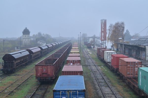 Warten auf den Zug mit Einheimischen