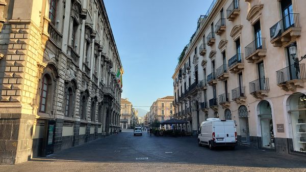 Shoppingstraße mit Blick auf den Etna