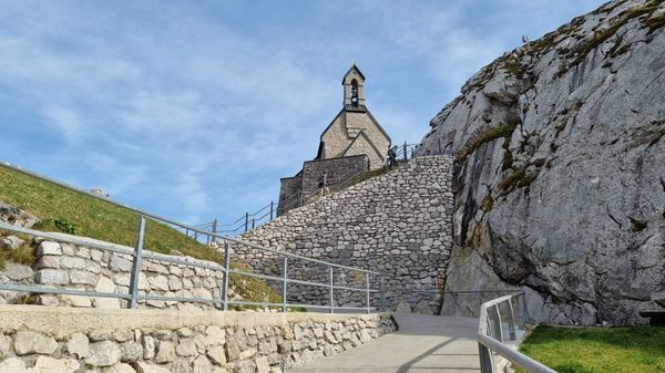 Besinnlicher Ort in den Bergen