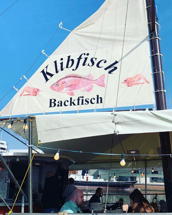 Fischbrötchen an Bord genießen