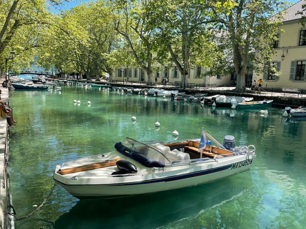 Erkunde den See mit dem Boot