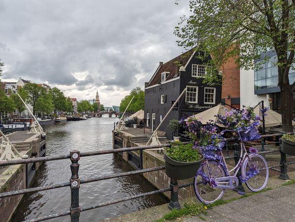 Historisches Café am Kanal mit Dutch Snacks