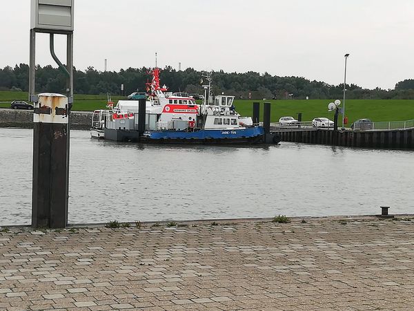 Malersiche Kulisse am Hafen genießen