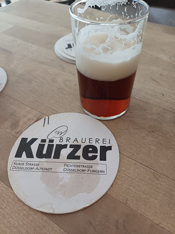Frisches Alt in junger Brauerei