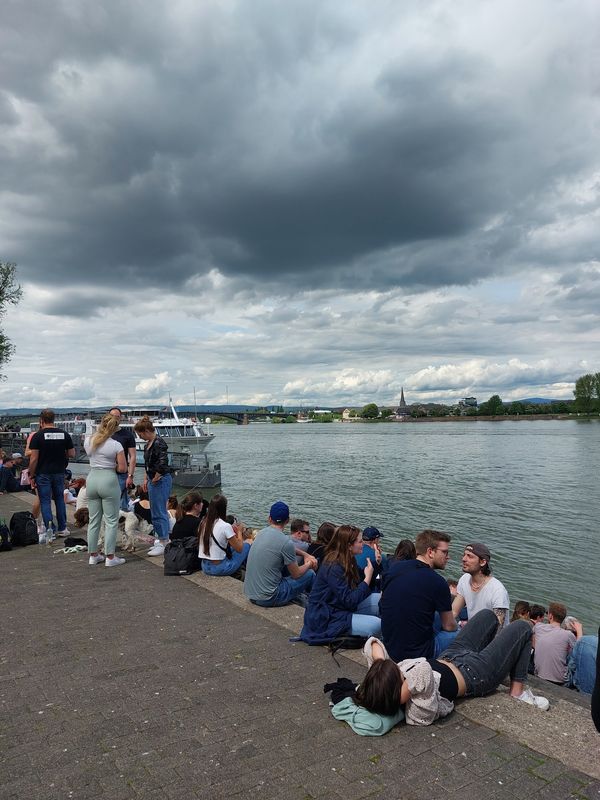 Genieße einen Spaziergang am Rheinufer