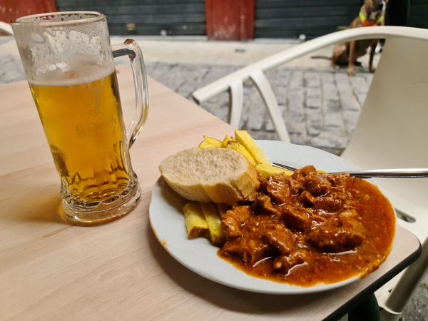 Entspannte Tapas-Bar mit Bierauswahl