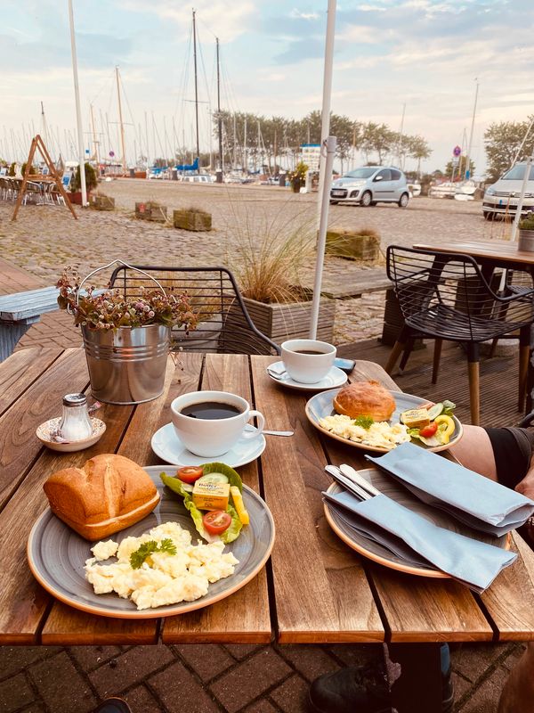 Frühstücken mit Hafenblick