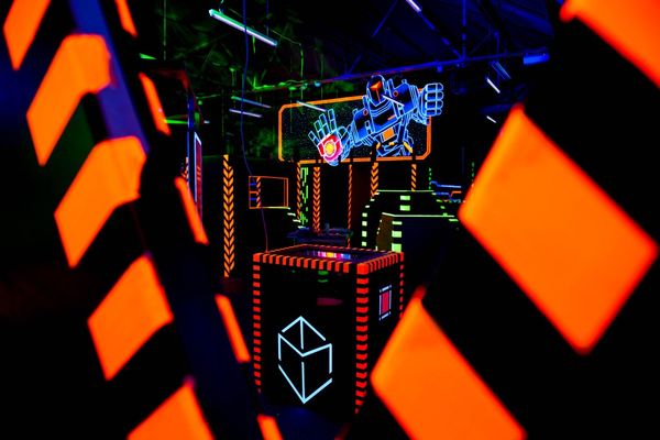 Familienfreundliche Lasertag-Arena