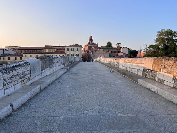 Spaziere über eine 2000 Jahre alte Brücke