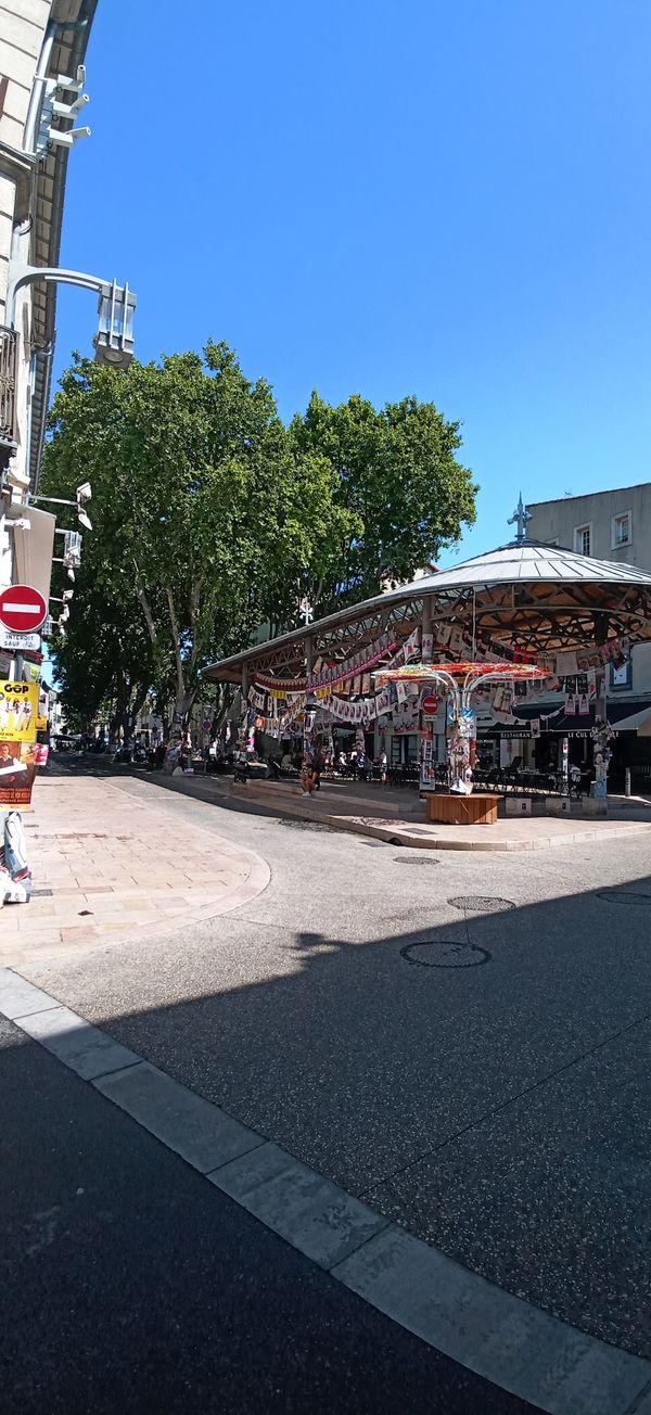 Trödelmarkt unter der Sonne der Provence