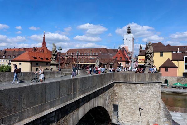 Mit Wein den Blick genießen: Alte Mainbrücke