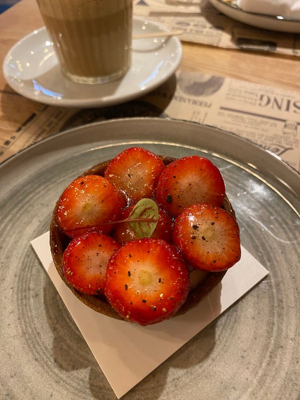 Gemütliches Café mit süßen Leckereien