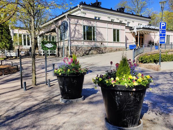 Sommerclub im Park mit historischem Flair