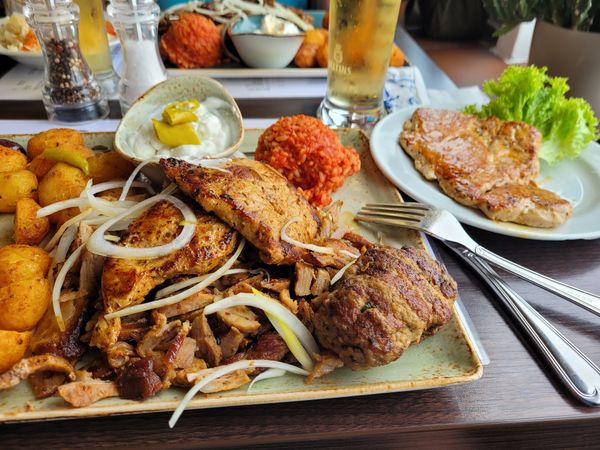 Griechische Küche am Meer genießen
