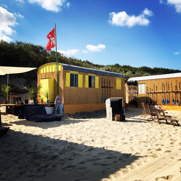 Wellenreiten lernen und Strandbar genießen