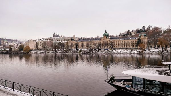 Romantischer Spaziergang entlang der beleuchteten Moldau