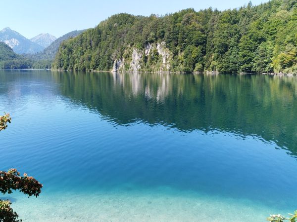 Kristallklares Wasser umgeben von majestätischen Bergen