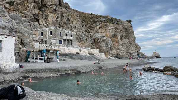Natürliche Thermalquellen am Strand