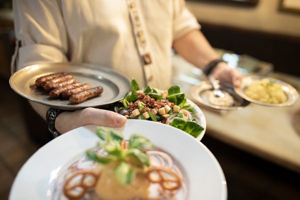 Genieße die älteste Bratwurstküche Nürnbergs