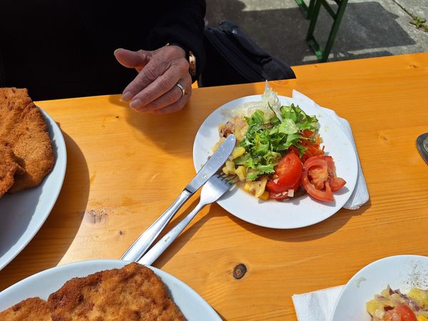 Gemütlich frühstücken direkt an der Donau