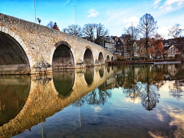 Historische Brücke mit malerischem Flair