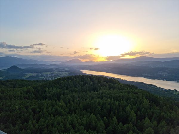 Atemberaubende Aussichten vom weltweit höchsten Holzturm