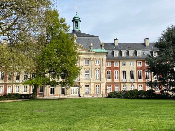 Genieße ein kühles Bier im grünen Herzen Münsters