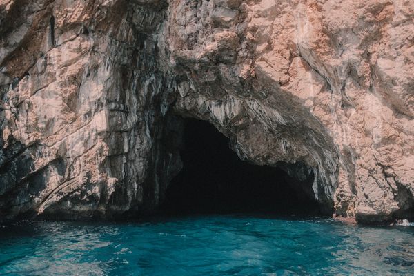 Naturschauspiel: Schwimmen in leuchtender Höhle