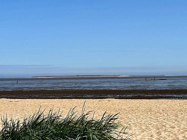 Weitläufiger Strand für Familienabenteuer