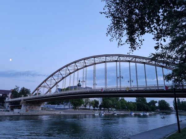 Genieße den Panoramablick von der Kossuth Brücke