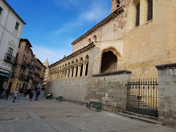 Lebendiger Platz mit historischer Bedeutung