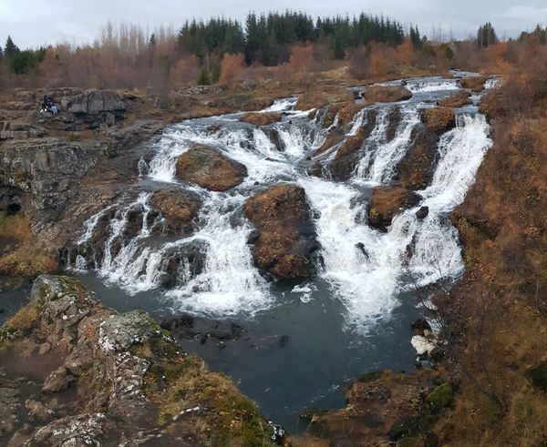 Zwei Farben, ein atemberaubender Wasserfall