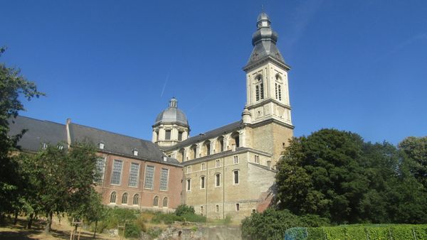 Verborgener Garten mit Weinberg