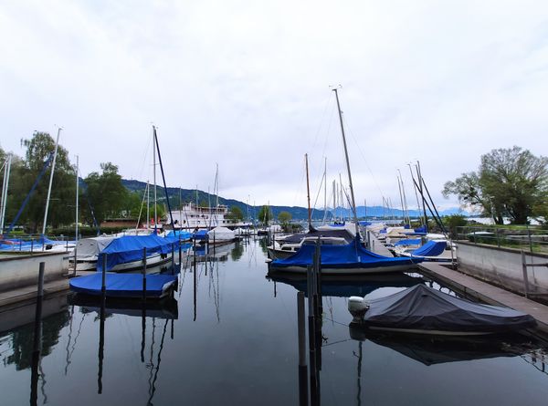 Segel setzen auf dem malerischen See