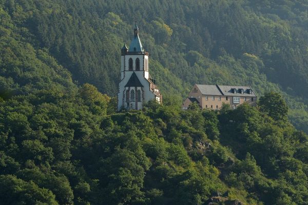 Mystische Ruinen und tosende Wasserfälle