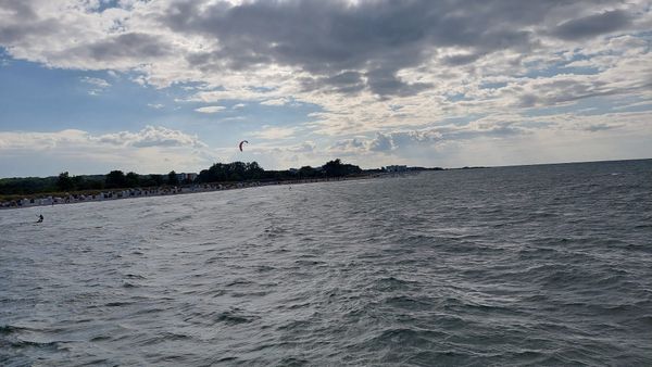 Idyllischer Strandtag mit Familie