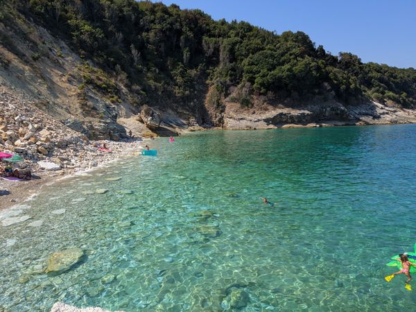 Ruhiger Strand mit kristallklarem Wasser