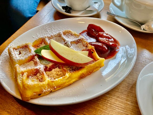 Genussvolles Frühstück am Wasser