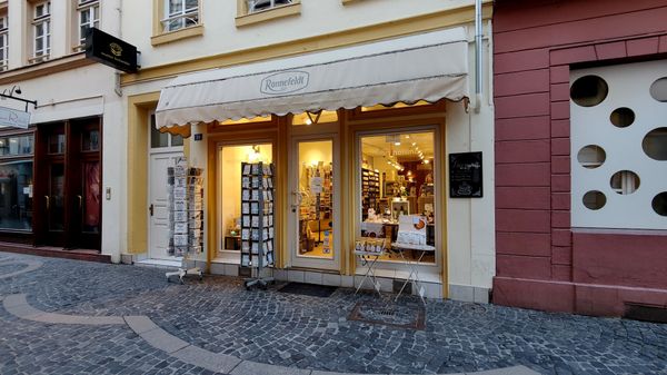 Genieße Scones in historischer Umgebung