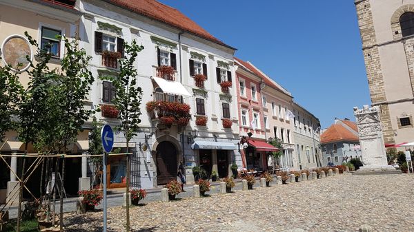 Lebendiger Platz mit römischen Monumenten