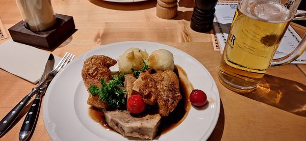 Traditionelle deutsche Küche mit lokalem Bier