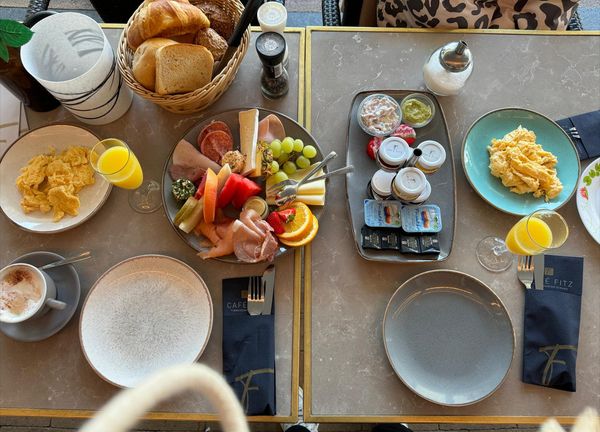 Genieße Kaffee und Kuchen am Timmendorfer Platz