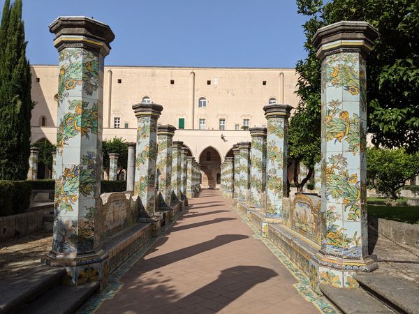 Historisches Kloster mit Kunstwerken