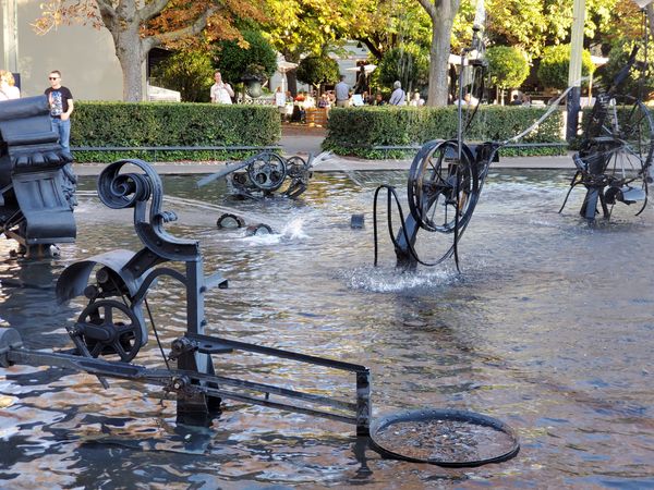 Spielende Skulpturen im Wasser