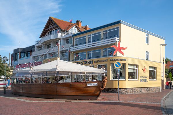 Maritimes Flair mit Bootsterrasse