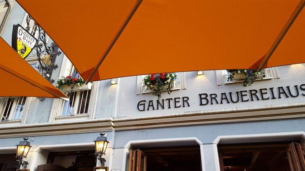 Traditionelle deutsche Küche mit lokalem Bier