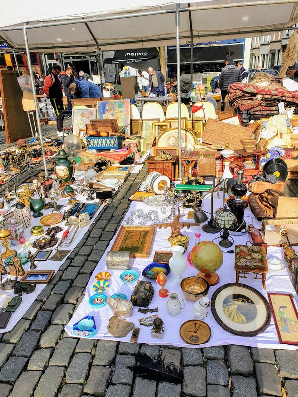 Stöbere durch den berühmten Flohmarkt