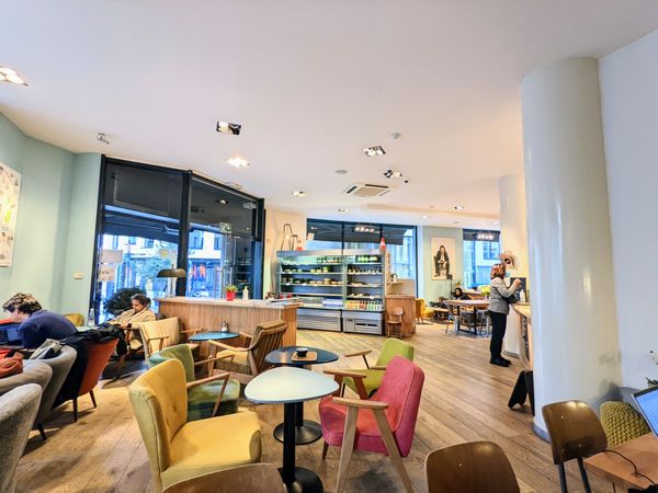 Helles, gemütliches Café zum Arbeiten oder Lesen