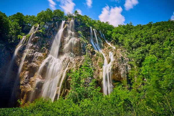 Naturwunder mit kristallklaren Seen und Wasserfällen