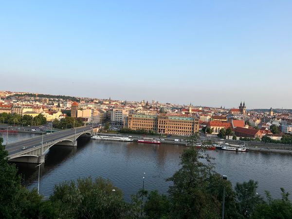 Genießt ein kühles Bier mit Blick über die Prager Altstadt